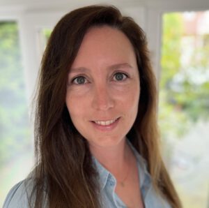 Portret van kinderslaapcoach Eva van der Velden als kinderslaapcoach, lachend voor de camera.