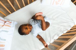 lachende baby in bedje